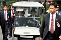 2007年8月20日、安倍晋三（Shinzo Abe）首相（車内左）をゴルフカートに乗せインドネシアの大統領府を走るスシロ・バンバン・ユドヨノ（Susilo Bambang Yudhoyono）大統領（車内右）。(c)AFP/Bay ISMOYO