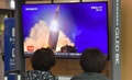 韓国ソウルの鉄道駅で、北朝鮮によるミサイル発射のニュースを伝えるテレビ番組を見る人々（2019年10月2日撮影）。(c)Jung Yeon-je / AFP