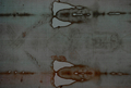 イタリア・トリノ（Turin）の大聖堂で公開された「トリノの聖骸布（Shroud of Turin）」に浮き上がるイエス・キリスト（Jesus Christ）とされる人物の顔（右）と手（左、2010年4月10日撮影）。(c)AFP/VINCENZO PINTO