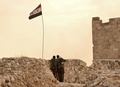 シリアのアレッポで、要塞から周囲を見渡す政府側部隊の戦闘員（2016年12月7日撮影）。(c)AFP/GEORGE OURFALIAN
