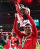 サッカーイングランド・フットボールリーグカップ決勝、マンチェスター・ユナイテッド対ニューカッスル・ユナイテッド。トロフィーを掲げて優勝を喜ぶマンチェスター・ユナイテッドのカゼミーロ（2023年2月26日撮影）。(c)Glyn KIRK/ AFP