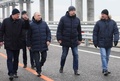 クリミア橋を視察したロシアのウラジーミル・プーチン大統領（左から2人目）とマラト・フスヌリン副首相（左）。ロシア政府系通信社のスプートニク提供（2022年12月5日撮影）。(c)Mikhail Metzel / SPUTNIK / AFP
