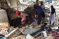 バングラデシュの首都ダッカ郊外ガジプールで、爆発事故が起きた衣料品工場で捜索・救出活動を行う作業員ら（2017年7月4日撮影）。(c)AFP/Munir UZ ZAMAN