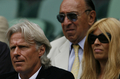 テニス、ウィンブルドン選手権（%%The Championships Wimbledon 2009%%）男子シングルス準決勝。大会第2シードのロジャー・フェデラー（%%Roger Federer%%、スイス）は、大会第24シードのトミー・ハース（%%Tommy Haas%%、ドイツ）と対戦。フェデラーは7-6、7-5、6-3のストレートでハースを退け、グランドスラム（4大大会）では通算20度目、ウィンブルドンでは7年連続となる決勝進出を果たした。写真は試合を観戦する元テニス選手のビョルン・ボルグ（%%Bjorn Borg%%）氏。（2009年7月3日撮影）(c)AFP/GLYN KIRK
