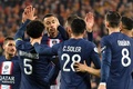 22-23フランス・リーグ1第17節、ランス対パリ・サンジェルマン。チームメートと得点を喜ぶパリ・サンジェルマンのユーゴ・エキティケ（左から3人目、2023年1月1日撮影）。(c)FRANCOIS LO PRESTI / AFP
