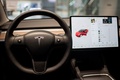 米テスラの小型セダン「モデル3」の車内。中国・北京のショッピングモールで（2021年5月26日撮影、資料写真）。(c)NICOLAS ASFOURI / AFP