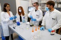イスラエル・テルアビブ大学の研究室で、ごみからエタノールを生成する研究を行なっているハダス・ママネ氏（左）と研究チーム（2020年7月8日撮影）。(c)JACK GUEZ / AFP