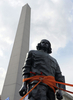 アルゼンチンの首都ブエノスアイレス（Buenos Aires）のオベリスコ（Obelisco）で公開されたアルゼンチン生まれの革命指導者エルネスト・チェ・ゲバラ（Ernesto &quot;Che&quot; Guevara）の銅像（2008年5月27日撮影）。(c)AFP/Juan Mabromata