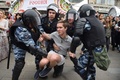 ロシアの首都モスクワで行われた反政府デモで、参加者を拘束する警官隊（2017年6月12日撮影）。(c)AFP