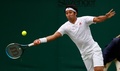 テニス、ウィンブルドン選手権、男子シングルス1回戦。リターンを打つ内山靖崇（2021年6月30日撮影）。(c)Adrian DENNIS / AFP