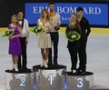14-15フィギュアスケートグランプリ（GP）シリーズ第5戦、エリック・ボンパール杯（Trophee Eric Bompard 2014）、アイスダンス・フリーダンス（FD）。表彰式に臨む（左から）2位のパイパー・ギレス（Piper Gilles）/ポール・ポワリエ（Paul Poirier）組、優勝したガブリエラ・パパダキス（Gabriella Papadakis）/ギヨーム・シゼロン（Guillaume Cizeron）組、3位のマディソン・ハベル（Madison Hubbell）/ザカリー・ダナヒュー（Zachary Donohue）組（2014年11月22日撮影）。(c)AFP/ROMAIN PERROCHEAU