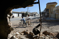 内戦状態のシリアから届いた最新写真。政府軍と反体制派の激しい戦闘が続く中、人々は懸命に「日常」を送ろうと努めている。

写真は、北部アレッポ（Aleppo）県のAtarebで、戦闘で破壊された町中で自転車に乗る子どもたち。2011年3月に反体制派が蜂起してからシリアではこれまでに3万7000人が死亡したとされる（2012年11月7日撮影）。(c)AFP/PHILIPPE DESMAZES