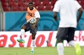 サッカーW杯ブラジル大会（2014 World Cup）グループCの日本戦を翌日に控え、調整を行うコートジボワールのコロ・トゥーレ（Kolo Toure、2014年6月13日撮影）。(c)AFP/ISSOUF SANOGO
