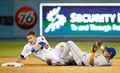 15MLBプレーオフ、ナ・リーグ地区シリーズ（5回戦制）、ロサンゼルス・ドジャース対ニューヨーク・メッツ。スライディングを仕掛けたロサンゼルス・ドジャースのチェイス・アトリーと接触し、グラウンドに倒れ込むニューヨーク・メッツのルーベン・テハダ（2015年10月10日撮影）。(c)AFP/Getty Images/Sean M. Haffey