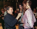 デザイナーのエマニュエル・ウンガロ氏（左）。フランス・パリにて（1999年1月18日撮影、資料写真）。(c)Frederick FLORIN / AFP