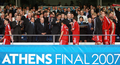写真は、メダルを授与されるリバプールの選手たち。(c)AFP/MUSTAFA OZER