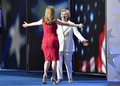 米ペンシルベニア州フィラデルフィアで開催中の民主党全国大会で、米大統領選の党候補指名受諾演説のため登壇し娘のチェルシーさんの歓迎を受けるヒラリー・クリントン前国務長官（2016年7月28日撮影）。(c)AFP/Nicholas Kamm