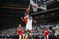 22-23NBAプレシーズンゲーム、ワシントン・ウィザーズ対ゴールデンステイト・ウォリアーズ。ワシントン・ウィザーズの八村塁（中央奥）をかわして得点を狙うゴールデンステイト・ウォリアーズのケヴォン・ルーニー（中央手前、2022年9月30日撮影）。(c)Philip FONG / AFP