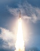 仏領ギアナの宇宙センターから打ち上げられるジェームズ・ウェッブ宇宙望遠鏡を載せたアリアン5ロケット。米航空宇宙局（NASA）提供（2021年12月25日撮影）。(c)AFP PHOTO / NASA/Chris GUNN