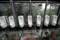 中国中部・湖南省長沙の景勝地、石燕湖にあるガラス張りの公衆トイレ（2016年9月29日撮影）。(c)AFP