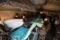 フランス東部ミュルーズの病院で、増床のため野戦病院を設置する仏軍兵士（2020年3月22日撮影）。(c)SEBASTIEN BOZON / AFP