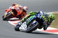 世界ロードレース選手権、第7戦スペインGPのMotoGPクラス決勝に臨むモビスター・ヤマハのバレンティーノ・ロッシ（右）とレプソル・ホンダのマルク・マルケス（2016年6月5日撮影）。(c)AFP/JOSEP LAGO