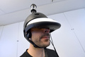 フランスの首都パリ（Paris）で4日、周囲360度を見渡すことができるヘルメット型装置「FlyViz」の試作品が公開された。フランス国立情報学自動制御研究所（Institut National de Recherche en Informatique et en Automatique、INRIA）で披露された「FlyViz」をかぶると、リアルタイムで周囲の様子を360度見渡せる。こうした装置は「FlyViz」が初めて。

写真は、フランス国立情報学自動制御研究所で公開された「FlyViz」（2012年12月4日撮影）。(c)AFP/MIGUEL MEDINA