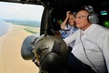 ブラジル・アマゾナス州のアマゾン川支流をヘリで視察するジェラルド・アルキミン副大統領。大統領府提供（2023年10月4日公開）。(c)AFP PHOTO / BRAZILIAN PRESIDENCY