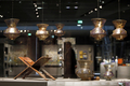 　仏パリ（Paris）のルーブル美術館に今週、イスラム美術を展示する新しい展示室がオープンする。西洋で不信感を向けられることの多いイスラム教についての理解促進を目指す。

　1億ユーロ（約100億円）近い総工費は仏政府が出資したほか、サウジアラビア、モロッコ、クウェート、オマーン、アゼルバイジャンなどイスラム諸国からの多額の寄付があてられた。

　総面積3000平方メートルの2階分のフロアに、東はインドから西はスペインで集められた、7世紀から19世紀までのおよそ3000点が展示される。

写真は14世紀のエジプトまたはシリアのコーラン用の書見台（左）とランプ（2012年9月17日撮影）。(c)AFP/KENZO TRIBOUILLARD
