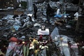 ウクライナの首都キエフ（Kiev）中心部で、反政権デモと機動隊の衝突による犠牲者に捧げられた花（2014年2月25日撮影）。(c)AFP/LOUISA GOULIAMAKI
