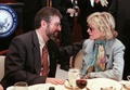 米ニューヨークで、英国北アイルランドのカトリック系民族主義政党シン・フェイン党のジェリー・アダムズ党首（当時、左）と昼食を共にするジーン・ケネディ・スミスさん（1999年10月21日撮影）。(c)MATT CAMPBELL / AFP