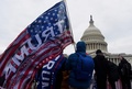 米首都ワシントンの連邦議会議事堂前に集結したドナルド・トランプ大統領の支持者ら（2021年1月6日撮影）。(c)Olivier DOULIERY / AFP