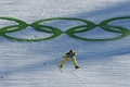 2010年%%バンクーバー冬季五輪%%、ノルディックスキー・ジャンプ団体決勝。日本は1007.7点で5位だった。写真は飛躍する日本の葛西紀明（%%Noriaki Kasai%%）。（2010年2月22日撮影）(c)AFP/DON EMMERT