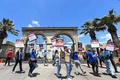 米カリフォルニア州ロサンゼルスにあるパラマウントスタジオ前でのWGAのデモ（2023年5月2日撮影）。(c)VALERIE MACON/ AFP