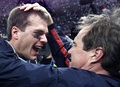 第36回スーパーボウルでセントルイス・ラムズを下し、優勝を喜び合うニューイングランド・ペイトリオッツのQBトム・ブレイディ（左）とビル・ベリチックHC（2002年2月3日撮影）。(c)JEFF HAYNES / AFP