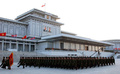 北朝鮮の平壌（Pyongyang）にある錦繍山太陽宮殿（Kumsusan Palace of the Sun）で17日、金正日（Kim Jong Il）総書記の一周忌の式典が行われ、金正恩（キム・ジョンウン、Kim Jong-Un）第1書記や李雪主（リ・ソルジュ、Ri Sol-Ju）夫人、朝鮮労働党や軍の幹部らが出席した。

また、宮殿前広場では軍事パレードが行われたほか、平壌市内では金総書記と故・金日成（キム・イルソン、Kim Il-Sung）主席の銅像が設置された広場に人々が集まった。

写真は宮殿前広場の軍事パレード（2012年12月17日撮影）。(c)AFP/KCNA via KNS