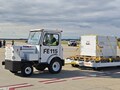ダレス国際空港でパンダの輸送箱を運ぶ車両（2024年10月15日撮影）。(c)Xinhua News