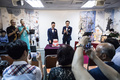 香港で結婚式を挙げたC・P・ソーさん（中央右）とアルビン・チャンさん（中央左、2018年5月5日撮影）。(c)AFP PHOTO / Dale DE LA REY