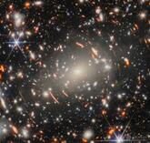 ウェッブ望遠鏡が捉えた45億光年先の銀河団 単一ターゲットとしては最遠