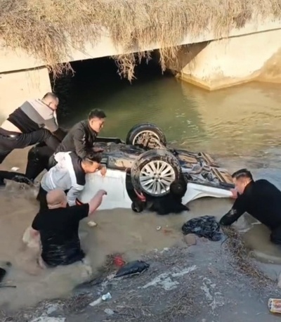 旧正月連休中 用水路に転落した乗用車の5人を通行人が救出 中国・安徽省