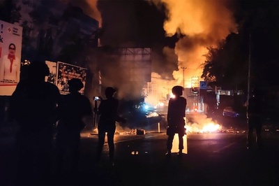 インドネシア・パプア州、抗議デモが暴動化 議会に放火も