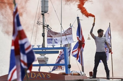 船を燃やして英政府に抗議、EU離脱支持の漁民ら