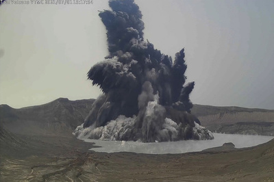フィリピンで火山噴火、有害ガス発生 2000人超が避難