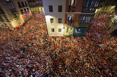 スペインの「牛追い祭り」閉幕、今年は8人が角に突かれて負傷