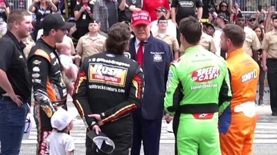 動画:トランプ氏、NASCAR開幕戦デイトナ500会場を訪問