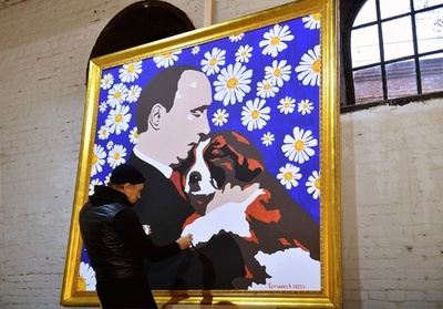 「プーチンと子犬」 誕生日に合わせ絵画お披露目 ロシア