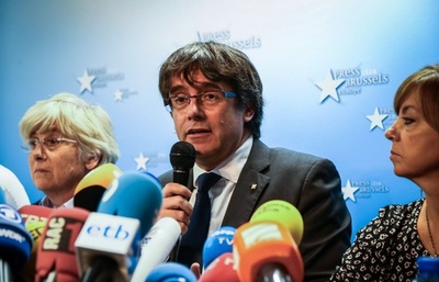 スペイン、前カタルーニャ州首相の逮捕状発付へ 元幹部8人は勾留