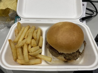 ハンバーガーにピザ、鉄火丼も…五輪プレスセンターでの食事