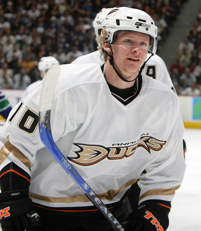 ＜06-07NHL プレーオフ＞ダックス コリー・ペリーの活躍でカナックスに2勝1敗でリード - カナダ