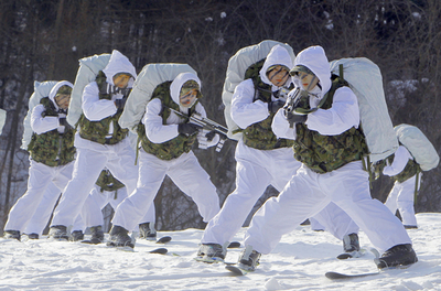 韓国軍の特殊部隊、雪原での猛特訓を公開